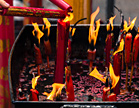 Kaarsen branden in de Chinese Kuan Yim tempel