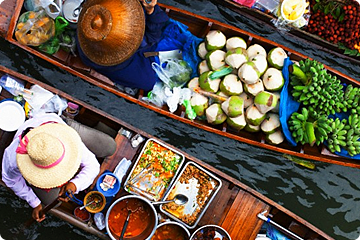 Voedsel verkopers bij de floating market, Bangkok