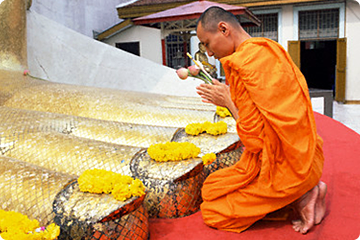 Knielende monnik met zijn voeten achter zich