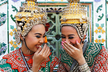 Traditionele Thaise danseressen voor Wat Arun