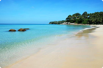 Het afgelegen strand van Hat Surin, Phuket