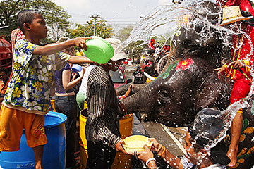 Gooien met water tijdens Songkran