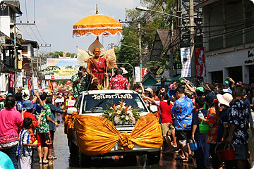 Boeddha beeld wordt rondgereden door Thanon Thapae