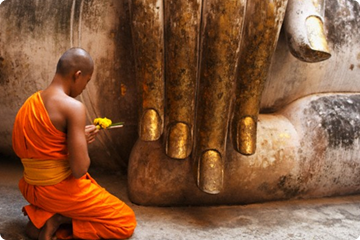 Monnik bij zittende boeddha, Wat Si Chum, Sukhothai