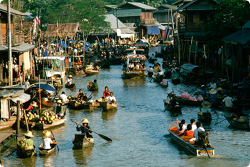 Floating market, Thon Buri