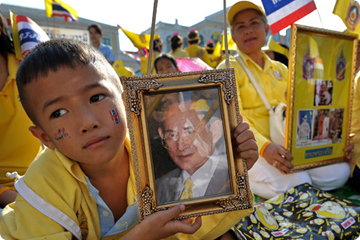 Veel Thai dragen geel om hun koning te eren