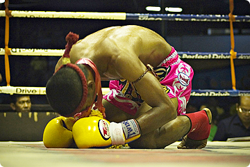 Een Thaise bokser doet een Wai Kru
