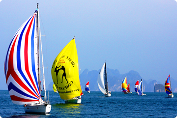 Zeilboten tijdens de Phang Nga Bay Regatta