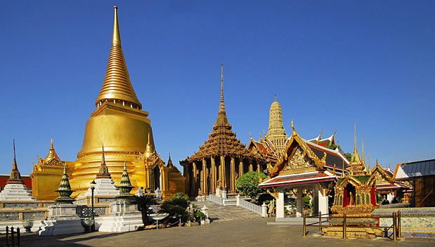 De overdadig gedecoreerde Wat Phra Kaeo
