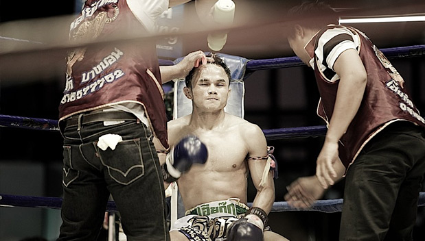 Een Muay Thai vechter in de rust tussen de vijf rondes