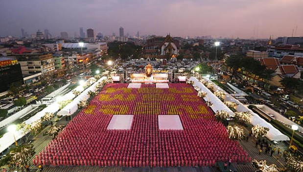 3.700 mensen vormden de letters 'Song Phra Charoen'