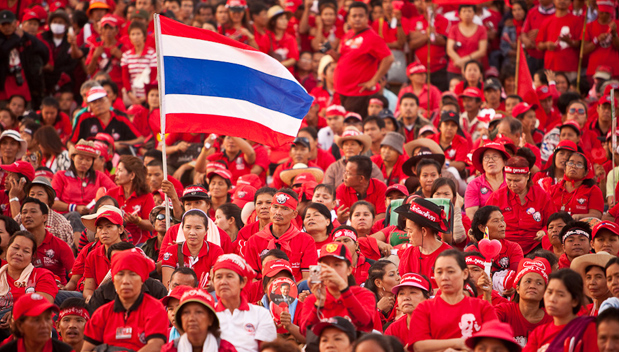 Massademonstratie roodhemden in Bangkok
