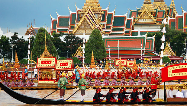 Koninklijke Processie met boten in Bangkok