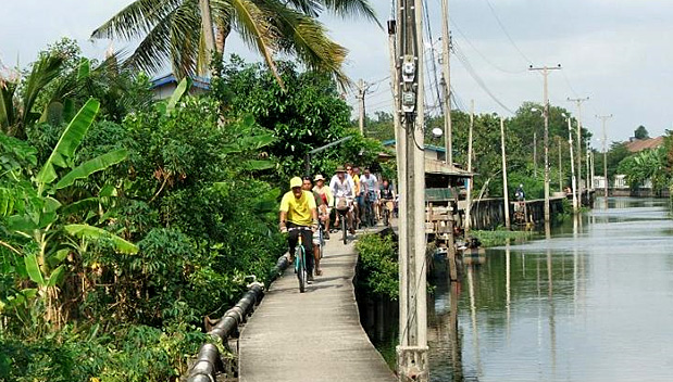 Fiets buiten de gebaande paden in Bangkok