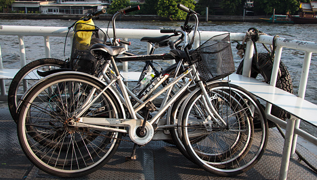 Met de fietsen op de boot steken we de Chao Phraya rivier over