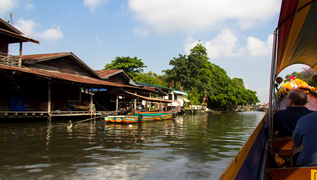 Per longtail boot varen we door de kleine kanalen van Bangkok