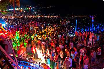 Uitzinnige menigte tijdens de Full Moon Party